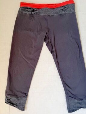 Vintage Lululemon capri leggings with coral waistband and ruching size 8